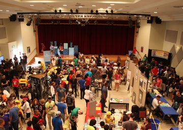 Comic convention draws hundreds to community center