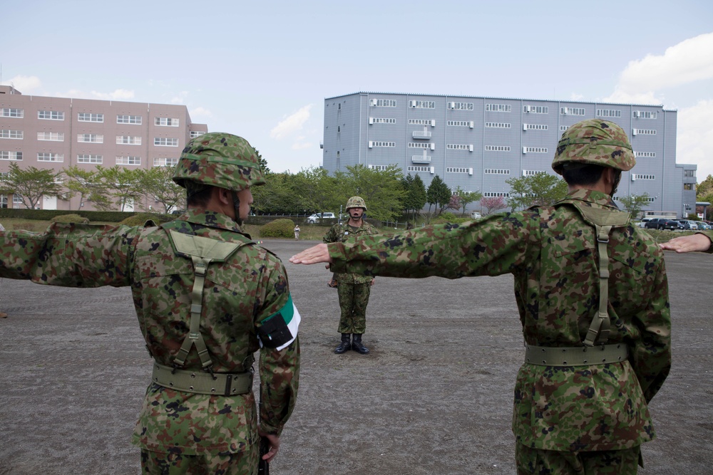 Marines assist JSDF members during drill competition