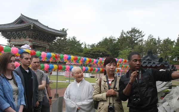 GPO hosts 2ID soldiers on culture tours