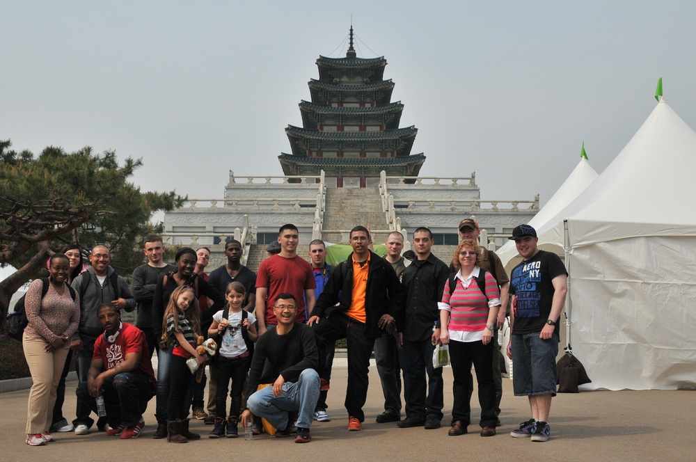 GPO hosts 2ID soldiers on culture tours