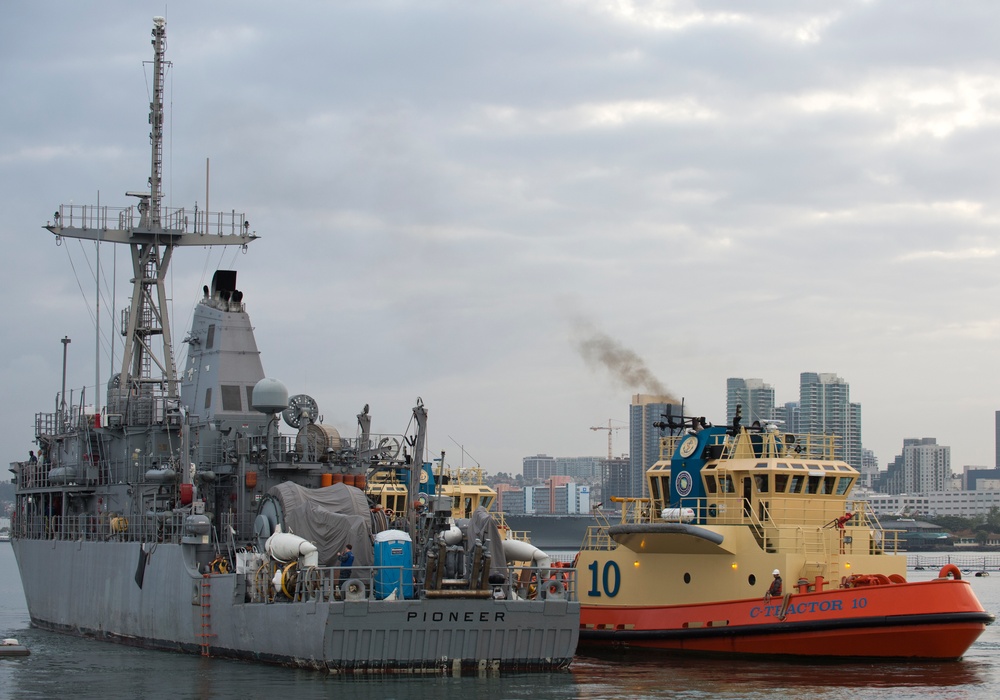 USS Pioneer offload