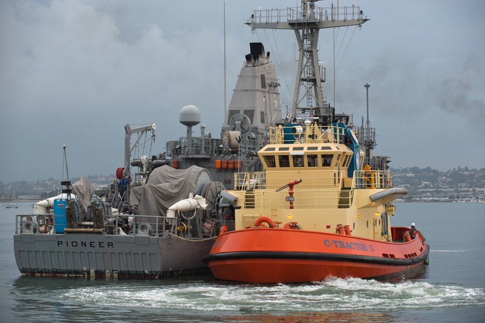 USS Pioneer offload