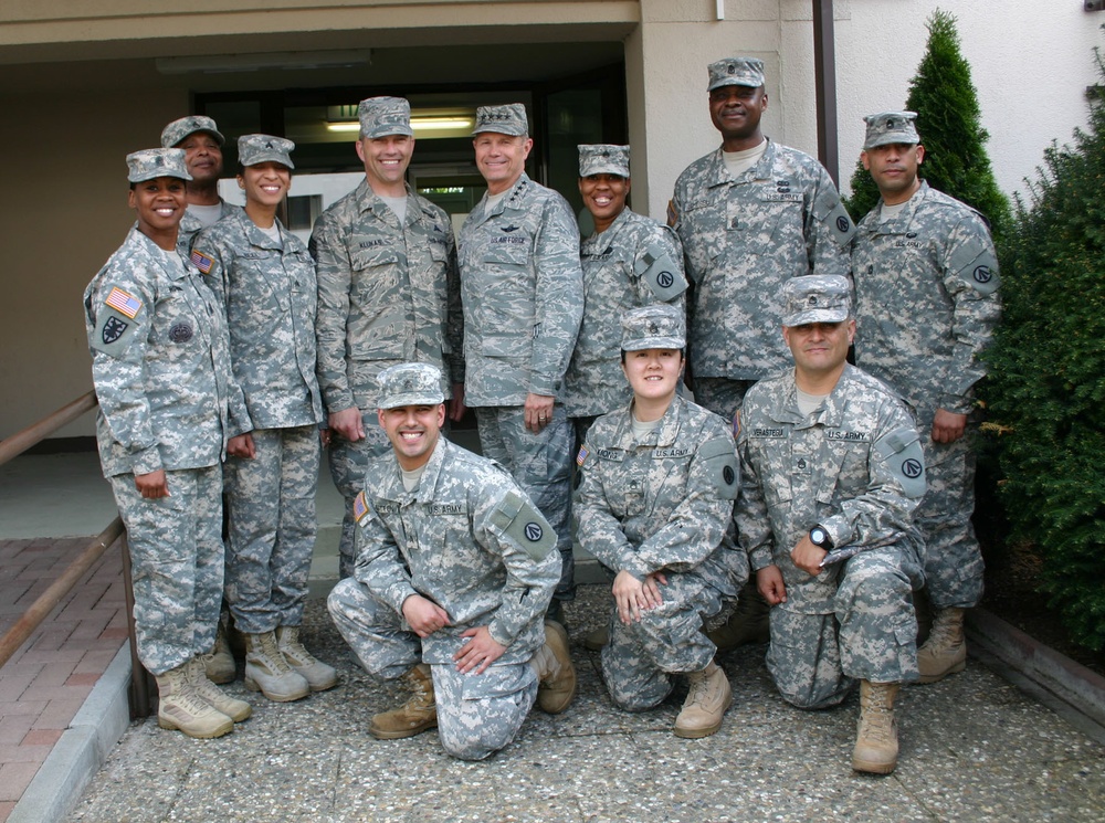 Fraser visits SDDC brigade during command tour