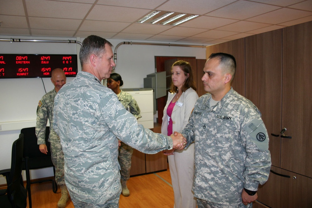 Fraser visits SDDC brigade during command tour