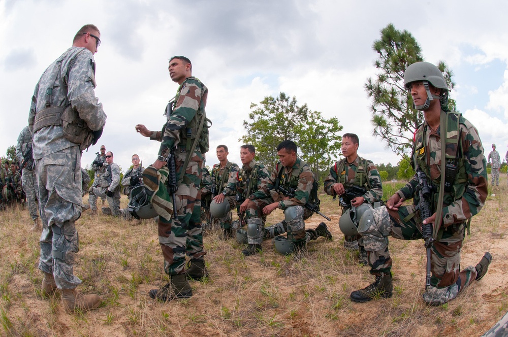 Indian soldiers share ambush techniques with US paratroopers