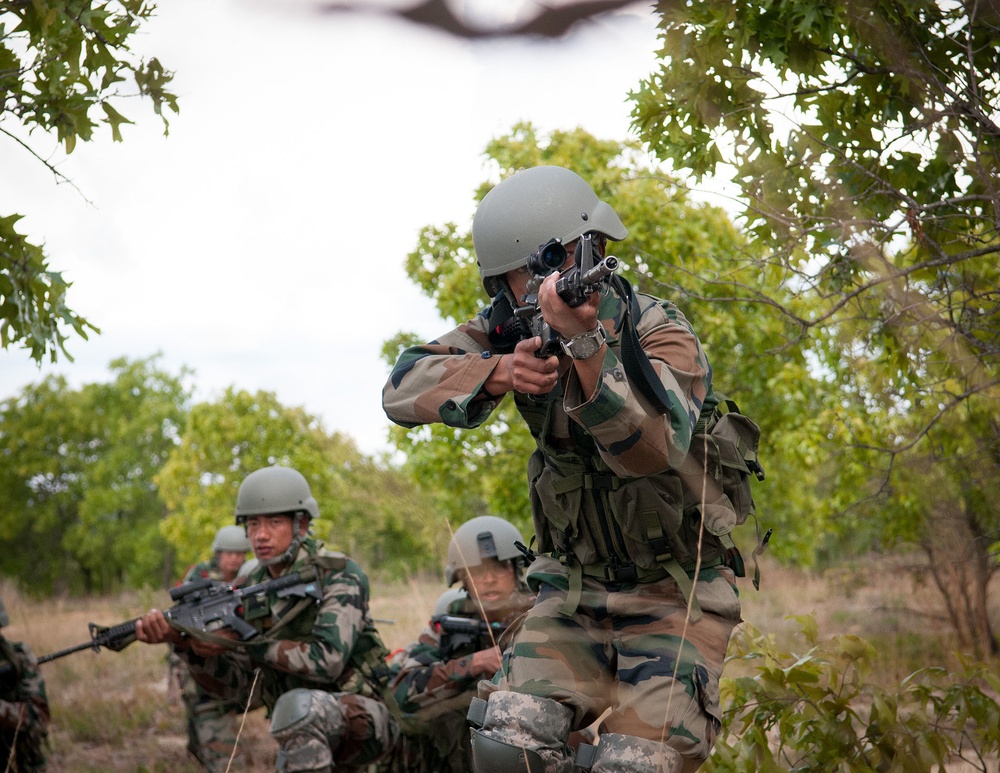 Indian soldiers share ambush techniques with US paratroopers