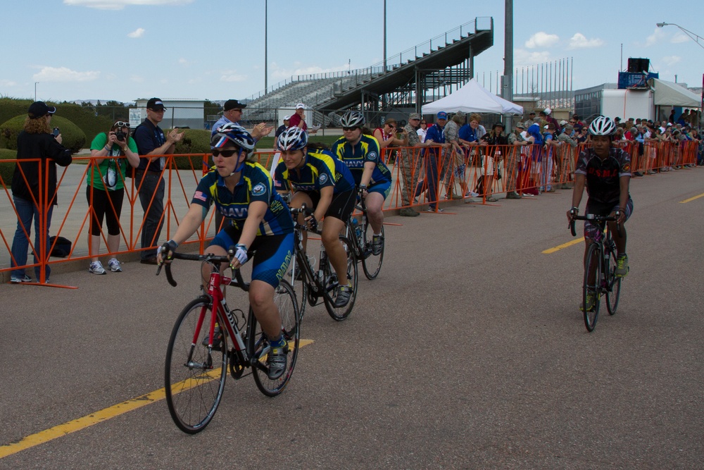 Navy cyclists compete in 2013 Warrior Games