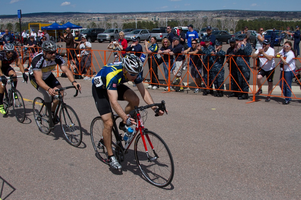 Navy cyclists compete in 2013 Warrior Games