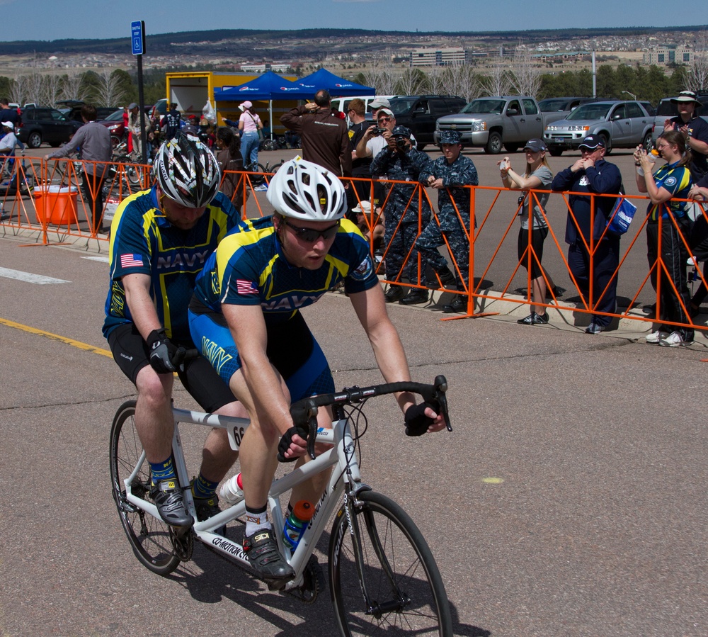 Navy cyclists compete in 2013 Warrior Games