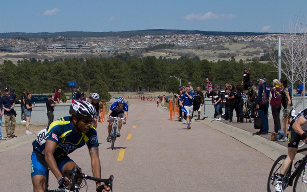 Navy cyclists compete in 2013 Warrior Games