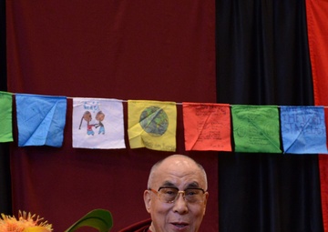Dalai Lama visits University of Oregon