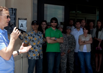 Famed actor, military supporter visits USCENTCOM