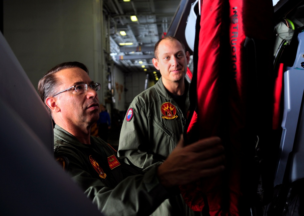 CSG 1 commander tours USS Carl Vinson
