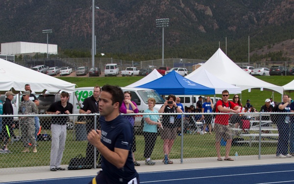 Navy athletes compete in track &amp; field at 2013 Warrior Games