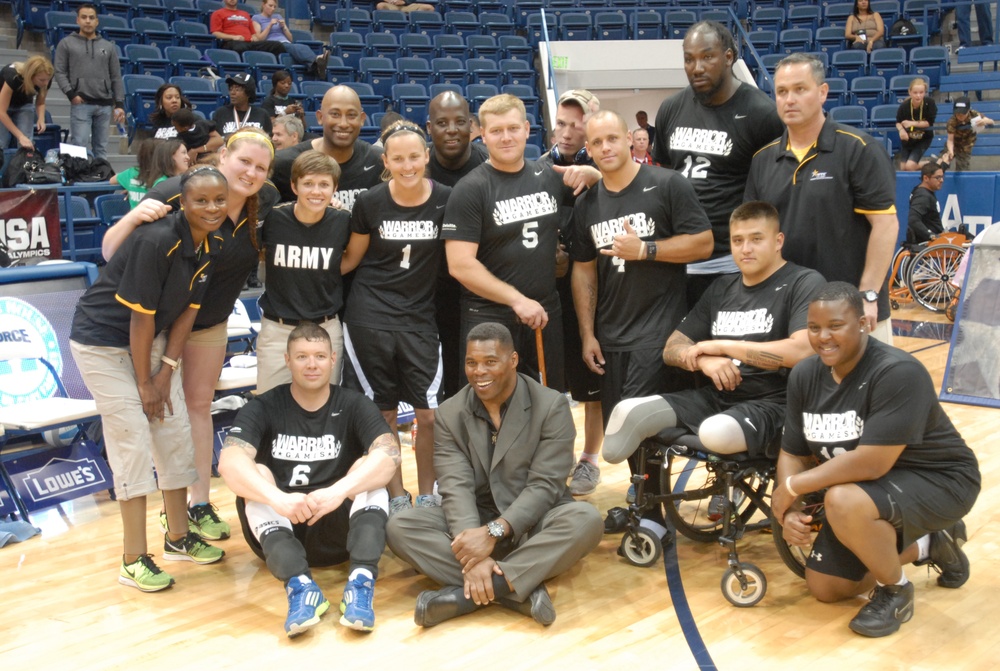 Hershel Walker poses with Sitting Volleyball Team