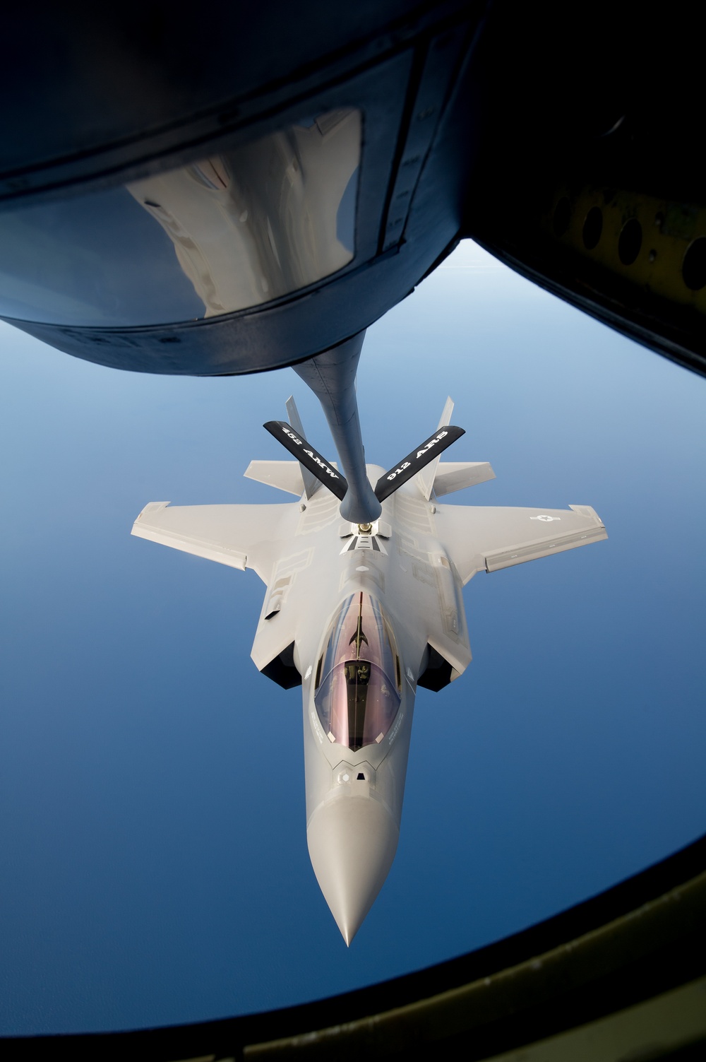 Eglin F-35 pilots experience first refuel