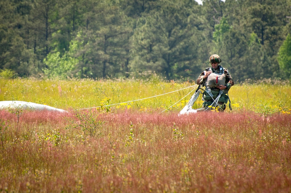 Indian, US paratroopers make helicopter jump