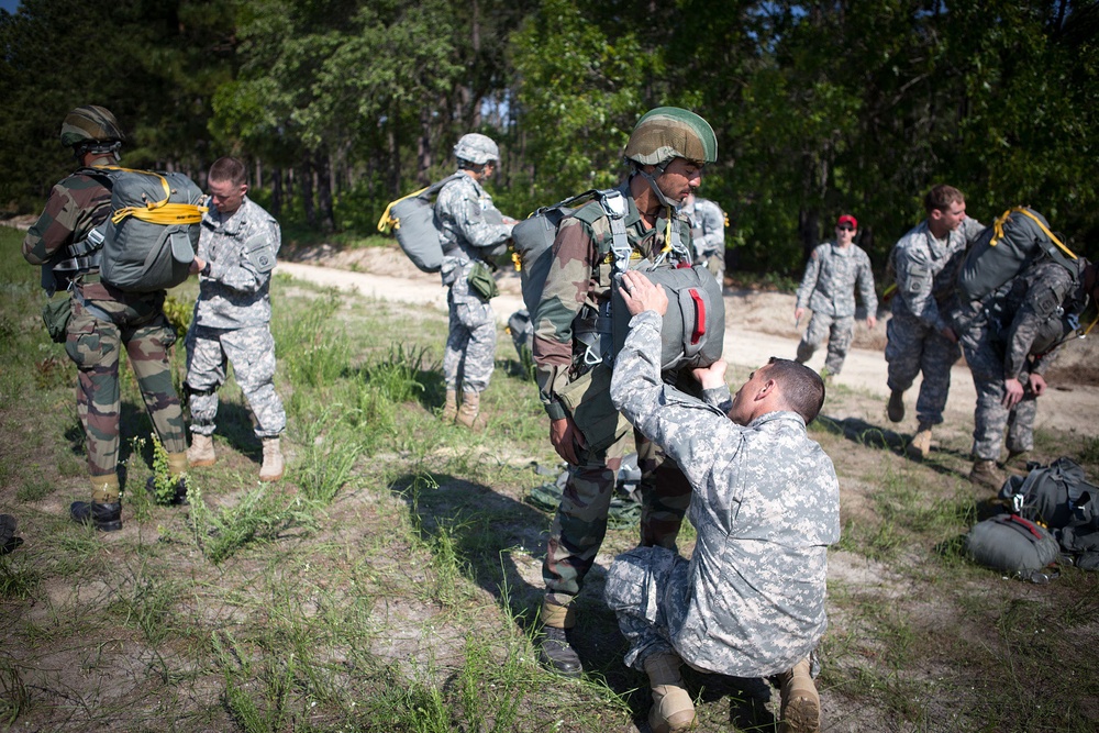 Indian, US paratroopers make helicopter jump