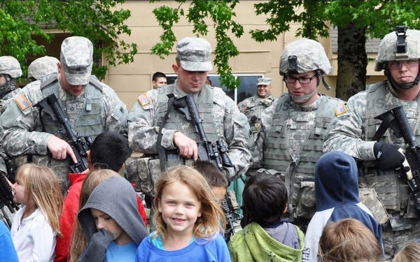 Students meet soldiers during field trip