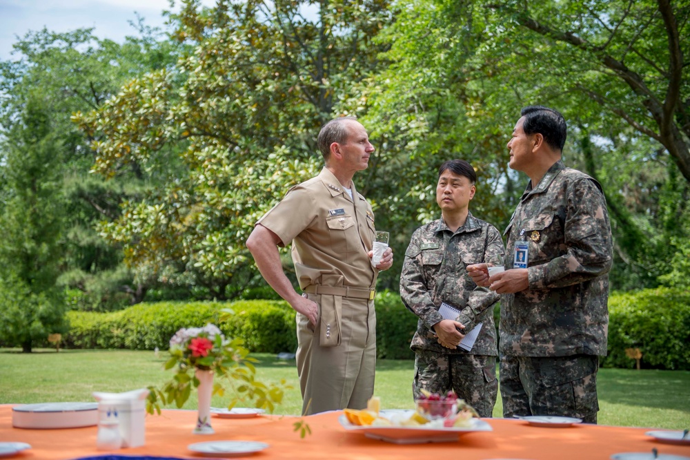 Greenert visits Commander, Fleet Activities Chinhae