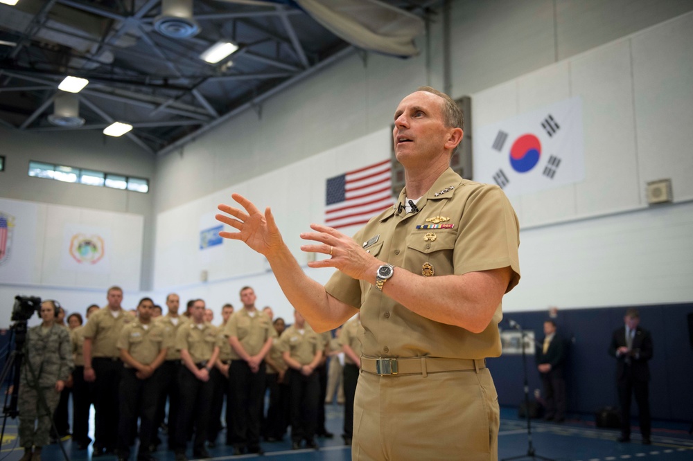 Greenert visits Commander, Fleet Activities Chinhae