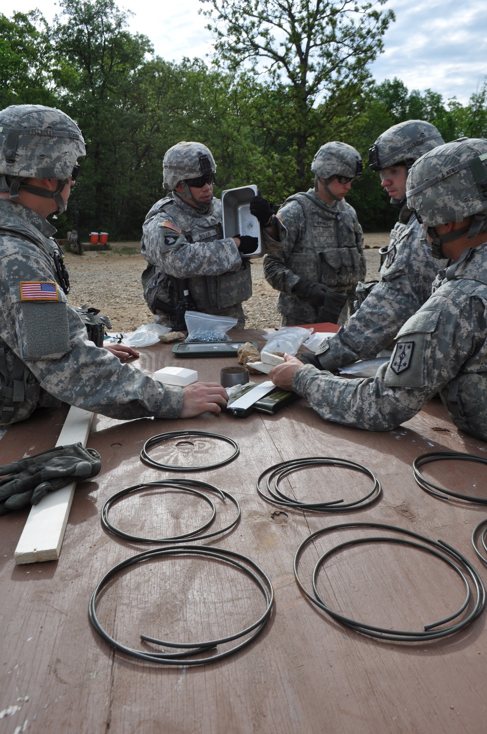 Soldiers train on creating expediant claymore explosives