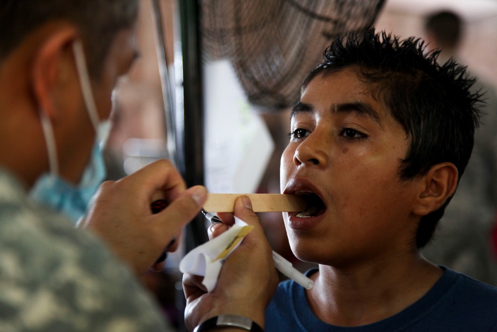 Soldier conducts dental screening in Metalio, El Salador