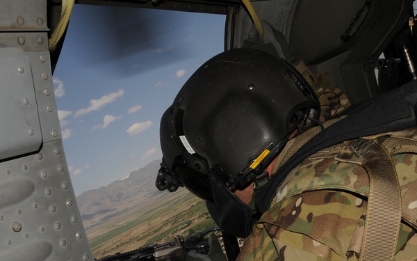 Crew chief scans air space over eastern Afghanistan