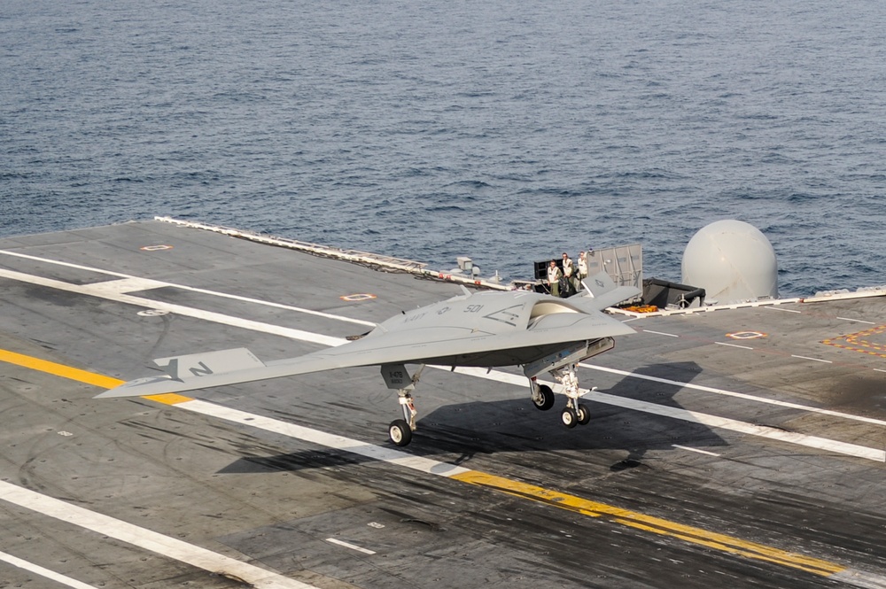 X-47B touch and go X-47B touch and go