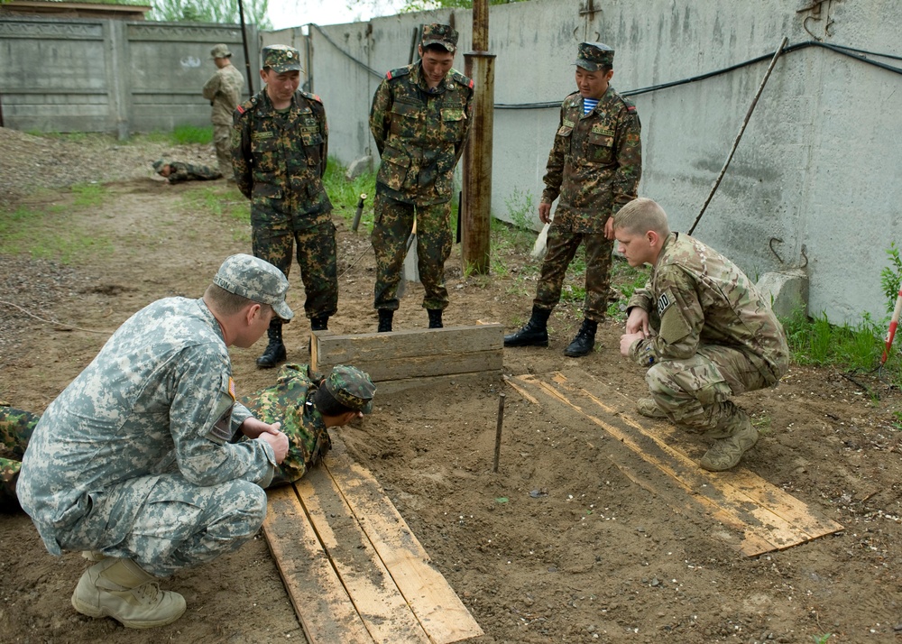 Kyrgyz, US EOD military exchange