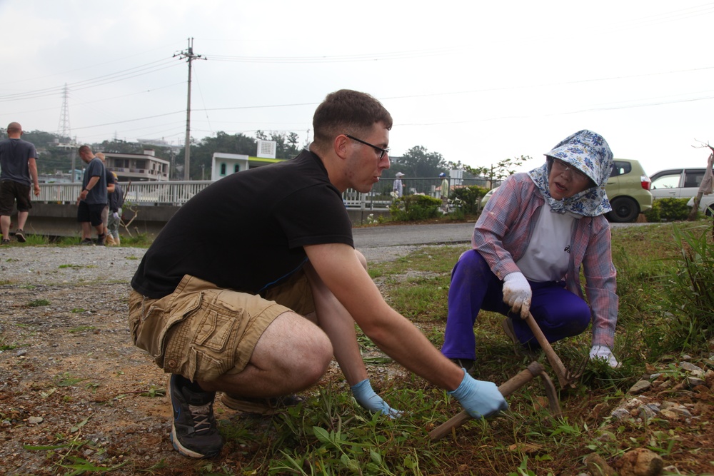 Community members, Marines cleanup to strengthen relationship