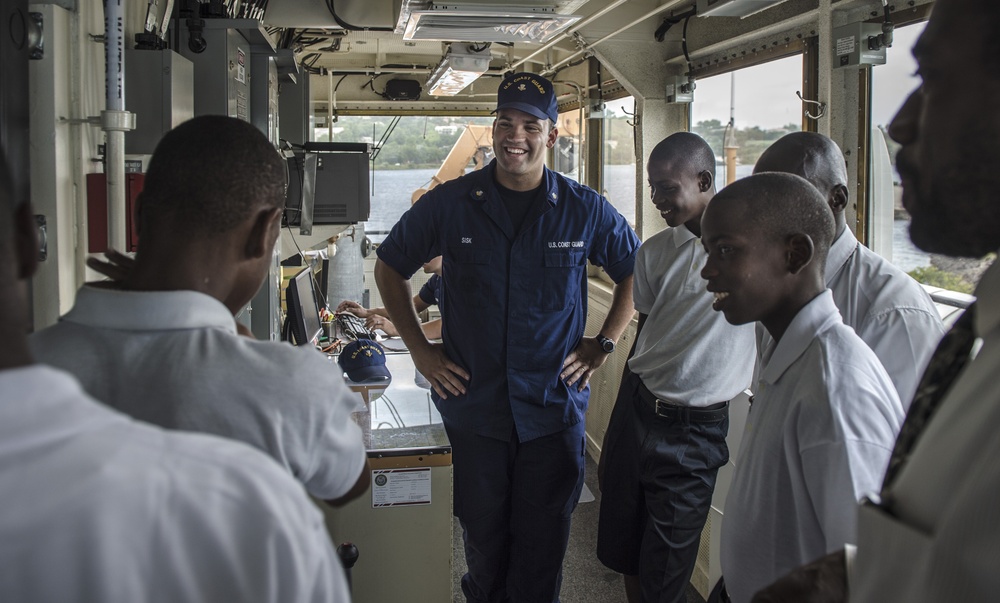 DVIDS - Images - Touring the bridge of the US Coast Guard Cutter Oak ...