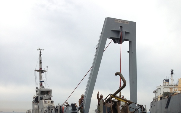 Warping tug salvages bow chute