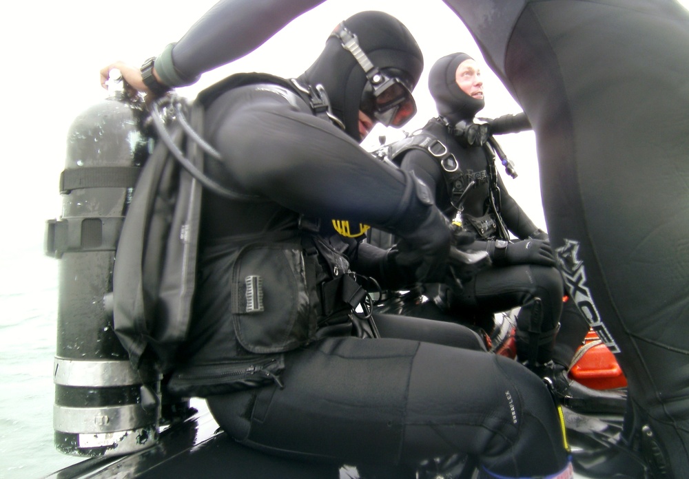 Member of UCT TWO prepare to dive during CJLOTS 13 in South Korea