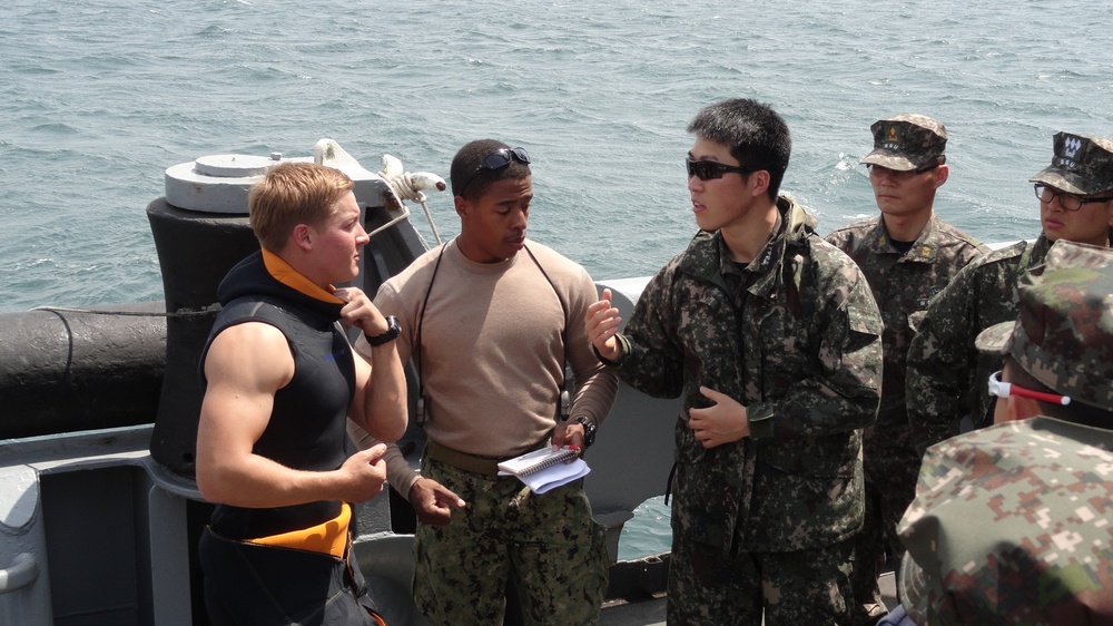 Joint pre-dive brief during CJLOTS 13