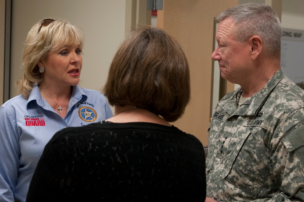 Chief of National Guard Bureau visits with Oklahoma National Guardsmen