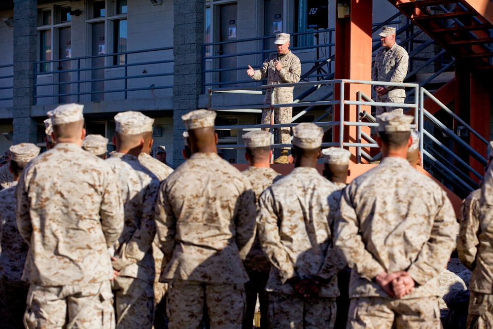 Amos visits Camp Pendleton