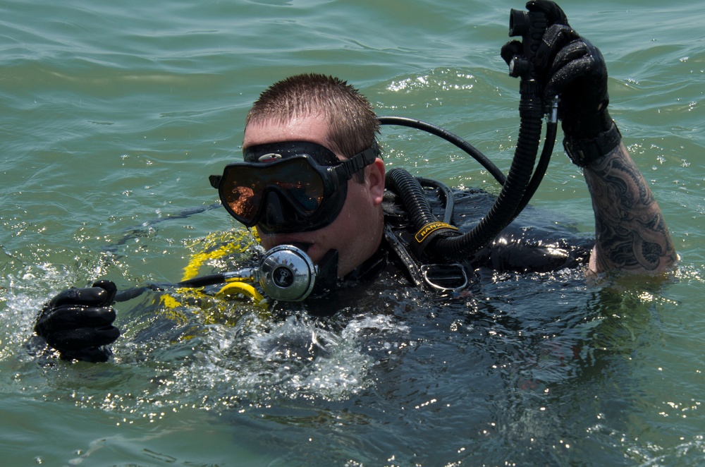 DVIDS - Images - Antiterrorism force protection dive [Image 7 of 8]