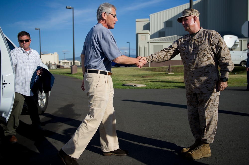 Defense Secretary Hagel meets with service members in Hawaii