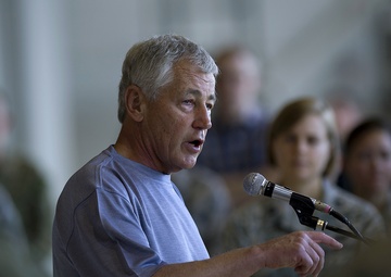 Defense Secretary Hagel meets with service members in Hawaii