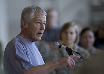 Defense Secretary Hagel meets with service members in Hawaii