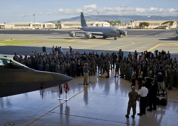 Defense Secretary Hagel meets with service members in Hawaii