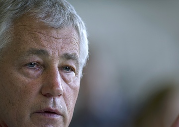 Defense Secretary Hagel meets with service members in Hawaii