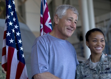 Defense Secretary Hagel meets with service members in Hawaii