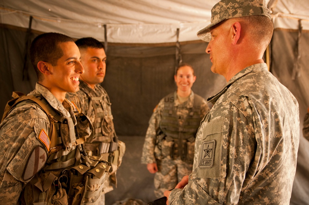 Sergeant major of the Army gives coins of excellence to EFMB recipients