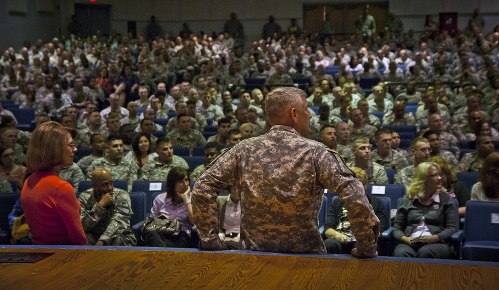 SMA, wife speak to Fort Hood soldiers