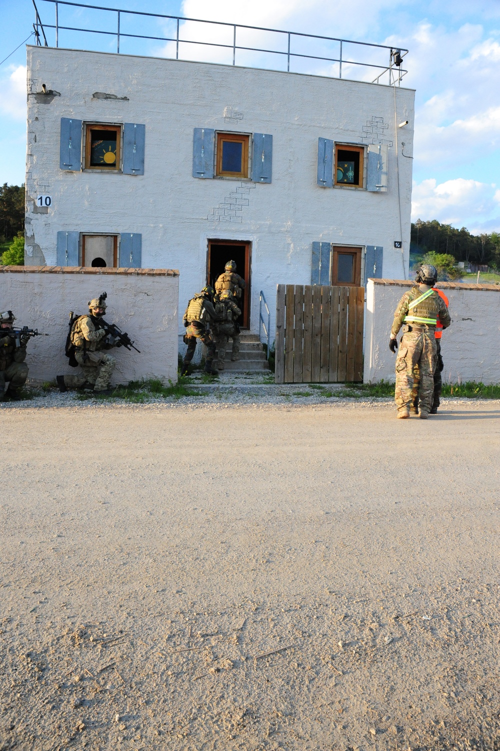 Multinational students attend the International Spcial Training Centre's Advance Close Quarter Battle Course