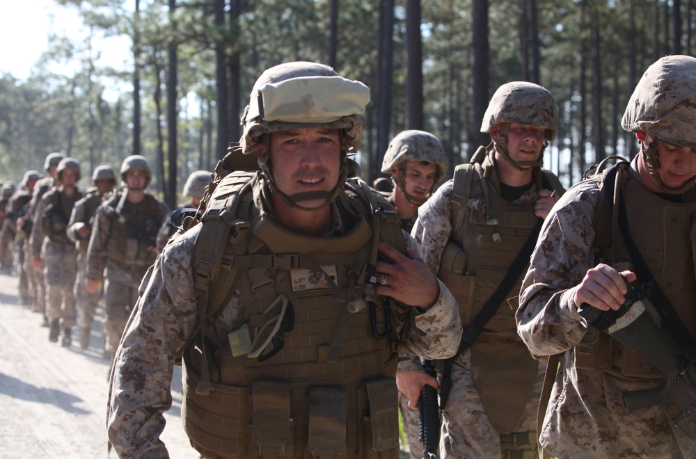 Digging deep: Maintenance Marines endure forced march to test fitness