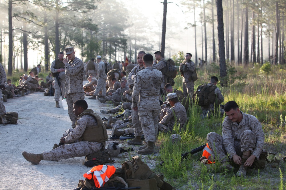Digging deep: Maintenance Marines endure forced march to test fitness