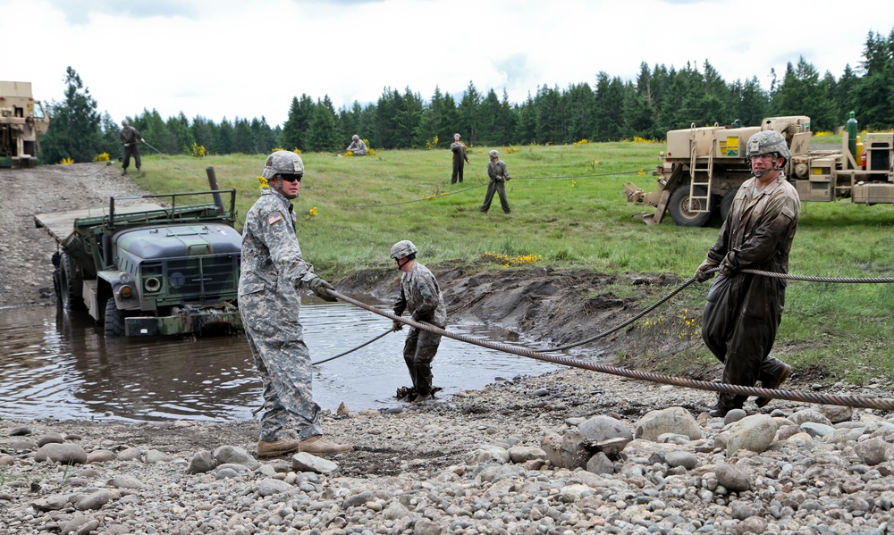 17th Fires Brigade hosts vehicle recovery course